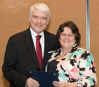 (Left) Chief Justice of the Texas Supreme Court, Nathan Hecht presents Karen Warr (right) with her Texas Certificate in Trial Court Management.