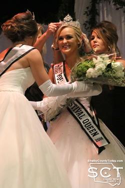 Hutchins being crowned 2016 ETPF Queen