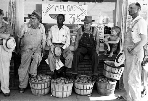Yarborough campaign onlookers, Mount Vernon, Texas by Russell Lee, 1954. Russell Lee Photograph Collection. The Dolph Briscoe Center for American History, The University of Texas at Austin.