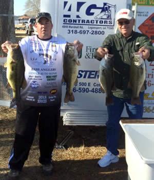 Jason Wells and John Olive cull out the winning stringer weighing 25.43lbs.